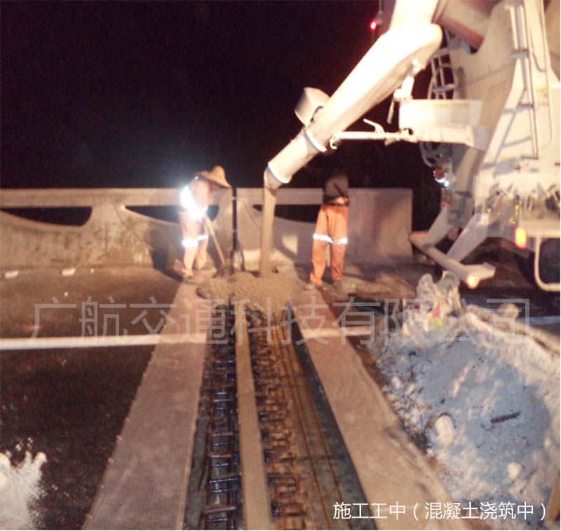 快干水泥澆筑中.jpg 快干水泥澆筑中.jpg